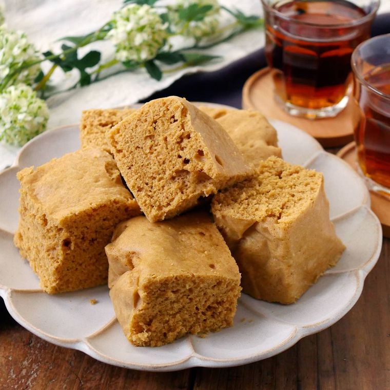 切り分けたきなこ蒸しパンを白いプレートに盛り付けた様子