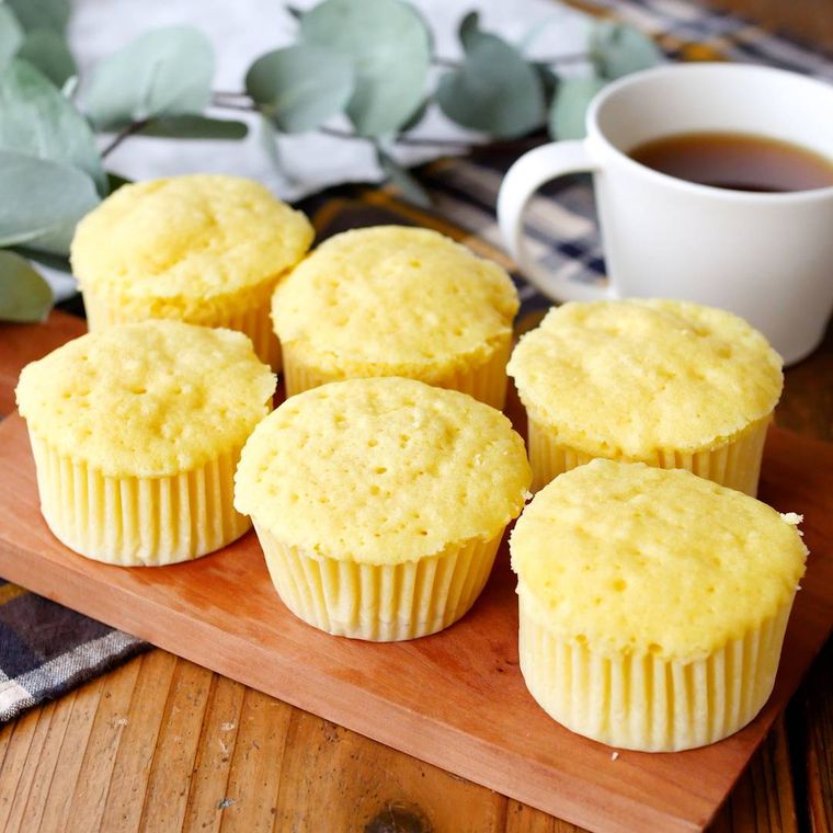 カッティングボードにのせた6つのふわふわ卵蒸しパン