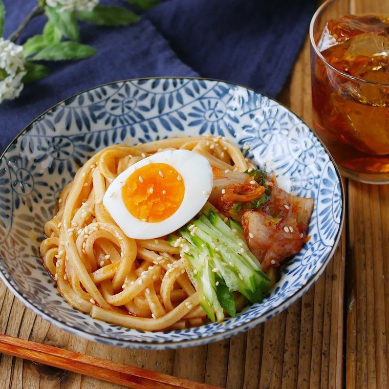 総柄模様の皿に盛りつけられた甘辛いビビンうどん