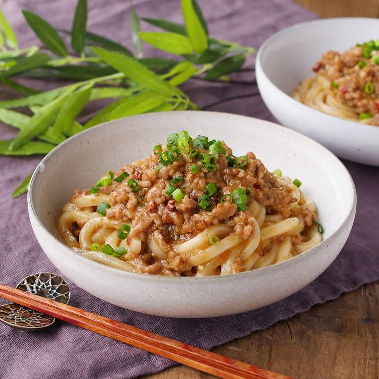 白い深皿に盛りつけられた汁なしの麻婆風うどん