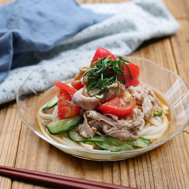 ガラス皿に盛りつけられたトマトと冷しゃぶのピリ辛うどん