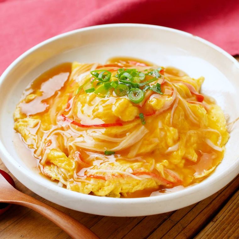 白い皿に盛りつけられたもやしかに玉