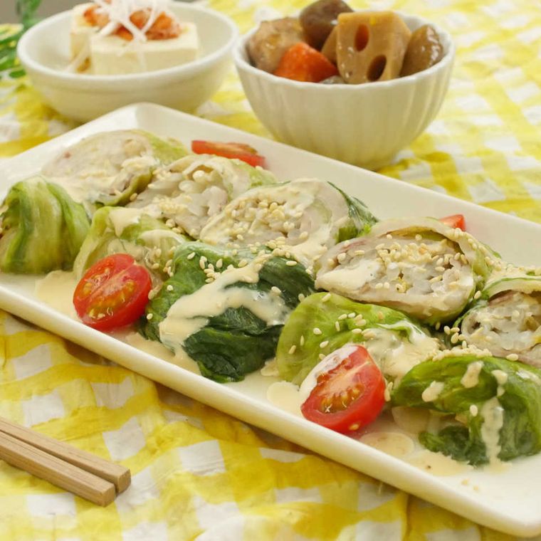 白い角皿に盛りつけられた豚バラもやしのレタス巻き