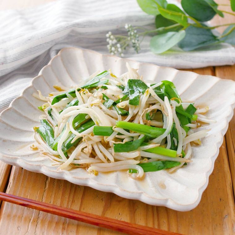 白い角皿に盛りつけられたもやしとニラの炒め物