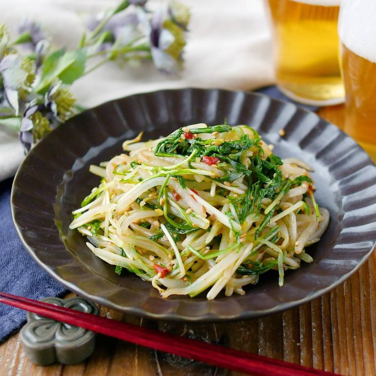 黒い皿に盛りつけられた水菜ともやしのやみつきナムル
