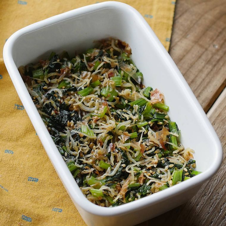 ホーロー容器に入ったしらすのふりかけ