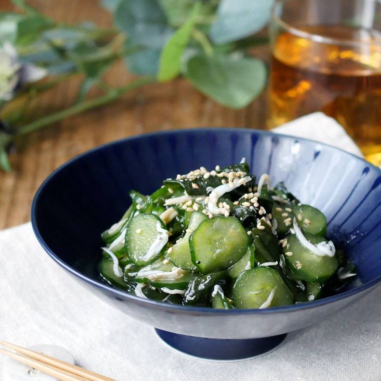 器に盛られたきゅうりとしらすのさっぱり和え