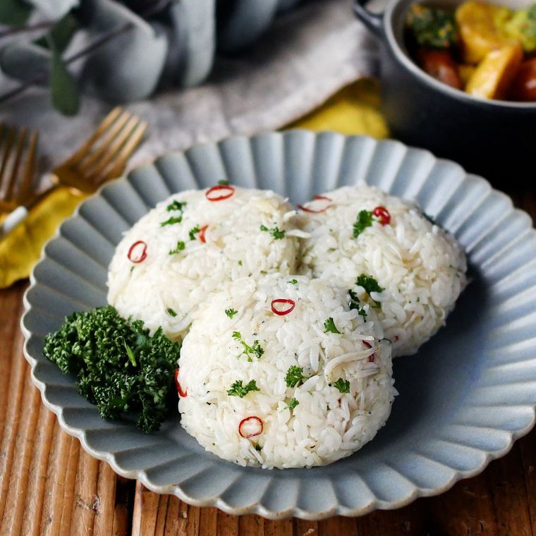 皿にのったアヒージョ風しらすおにぎり