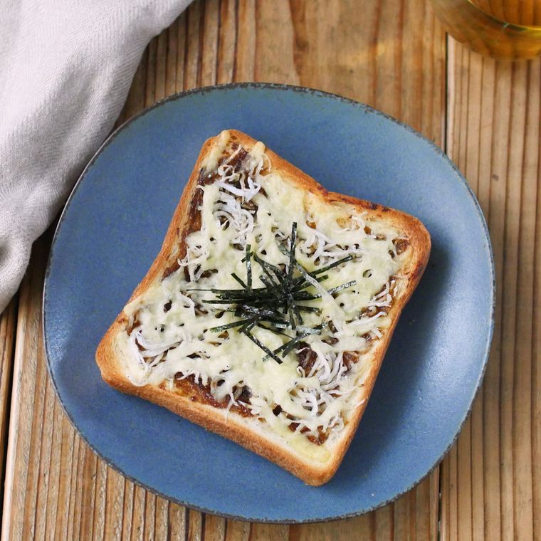 皿にのったしらすの海苔チーズトースト