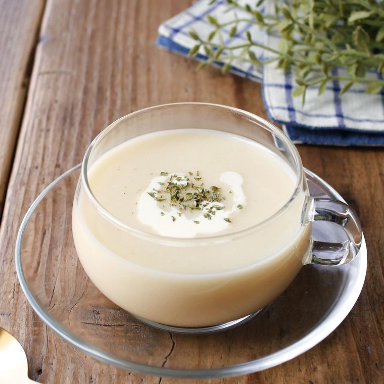 ガラス製のカップソーサーに盛りつけられたビシソワーズ