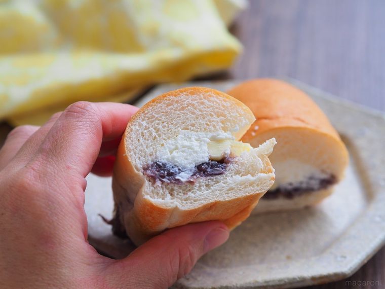 半分にカットしたおやつコッペ あんバター生クリーム