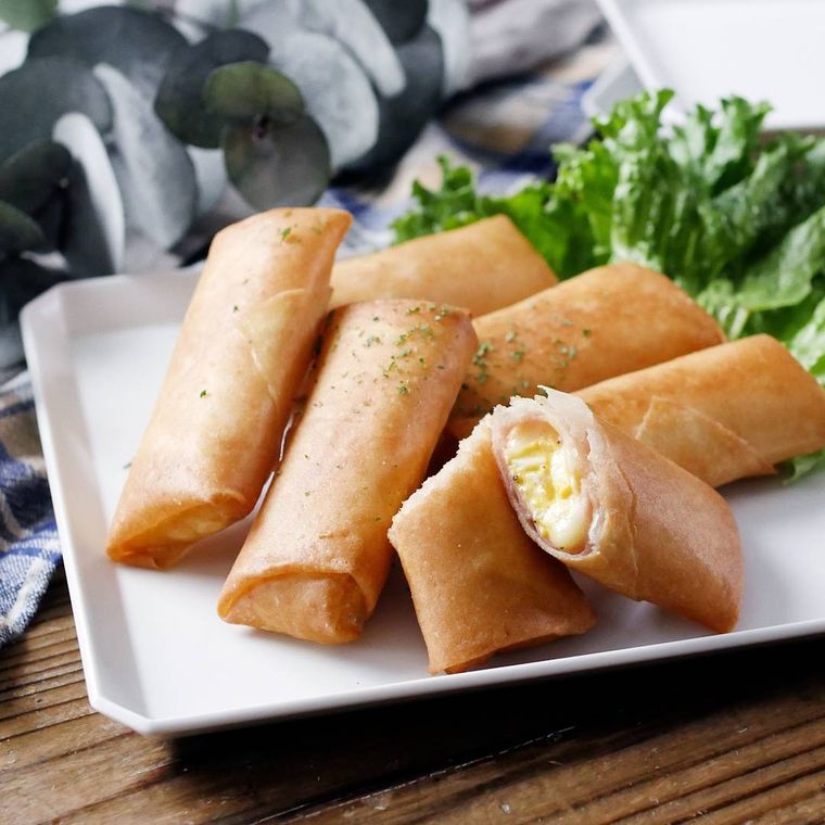 白い角皿に盛りつけられたハムチーズのタルタルソース春巻き