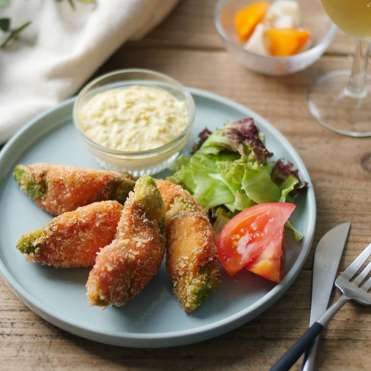 皿に盛りつけたアボカドのサーモン巻きフライとタルタルソース