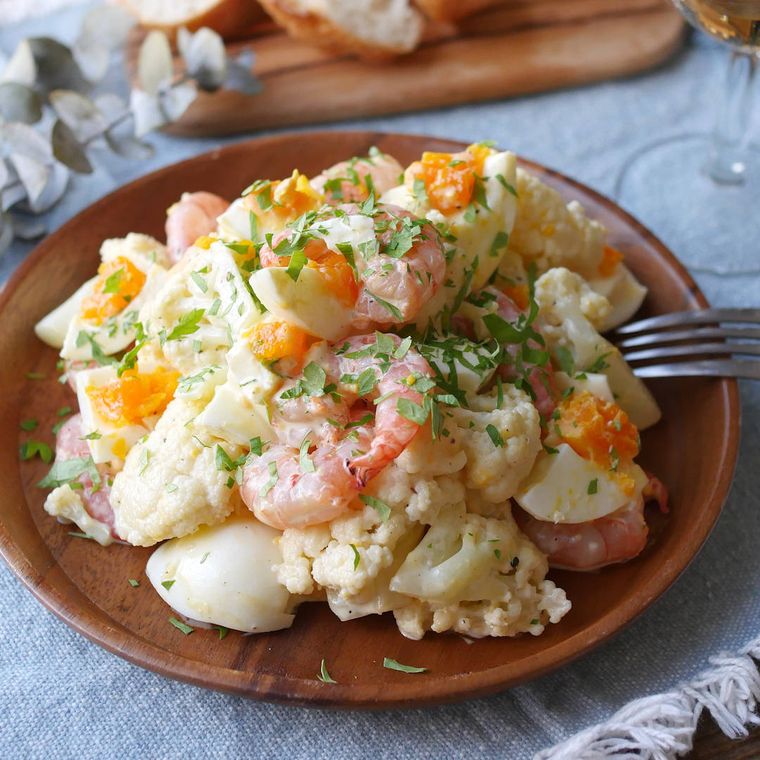 茶色い皿に盛りつけられたカリフラワーとえびのタルタルサラダ