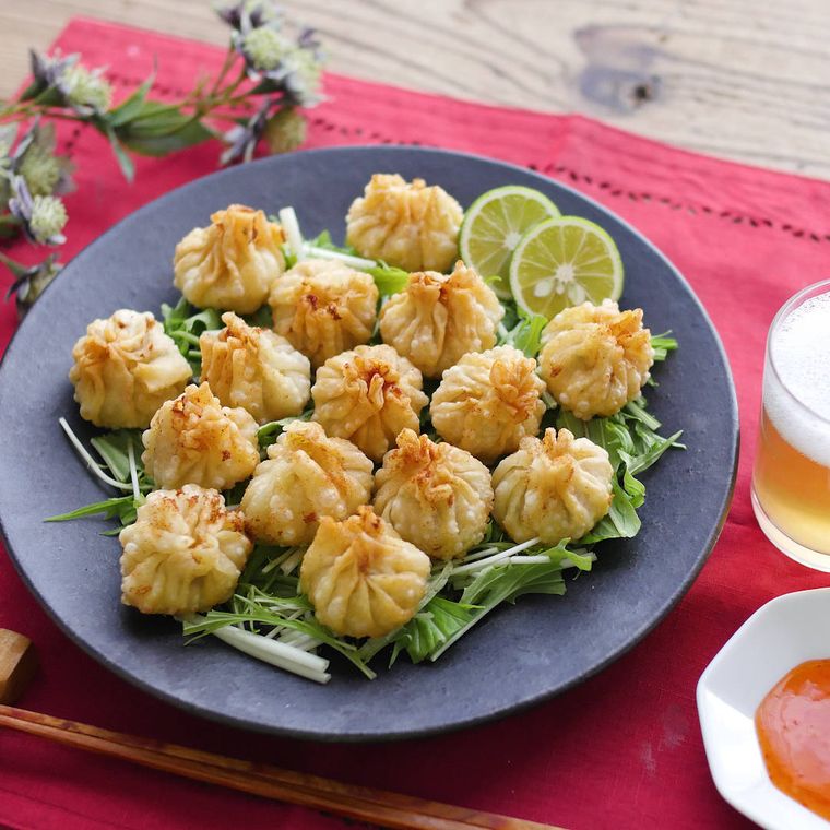 グレー色の皿に盛りつけられた鮭タルタルソースのつまみ揚げ