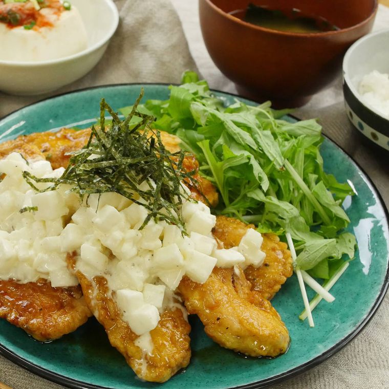 エメラルド色の皿に盛りつけられた鶏ささみのわさび南蛮