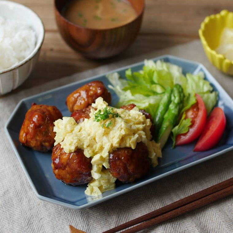 角皿に盛りつけられた豚こまボール南蛮のカレータルタルソース