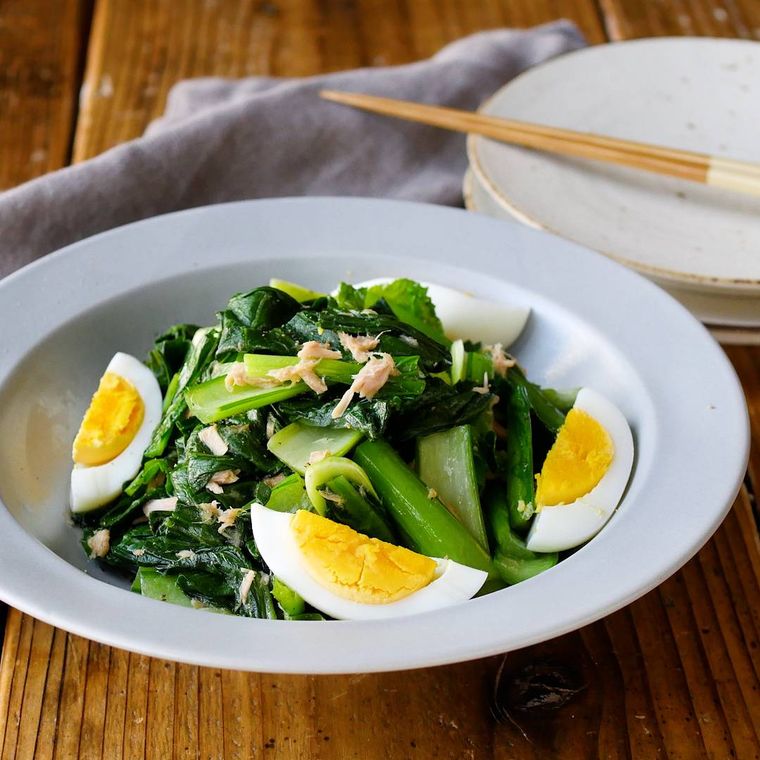 器に盛り付けた小松菜とツナ缶のさっぱり卵サラダ