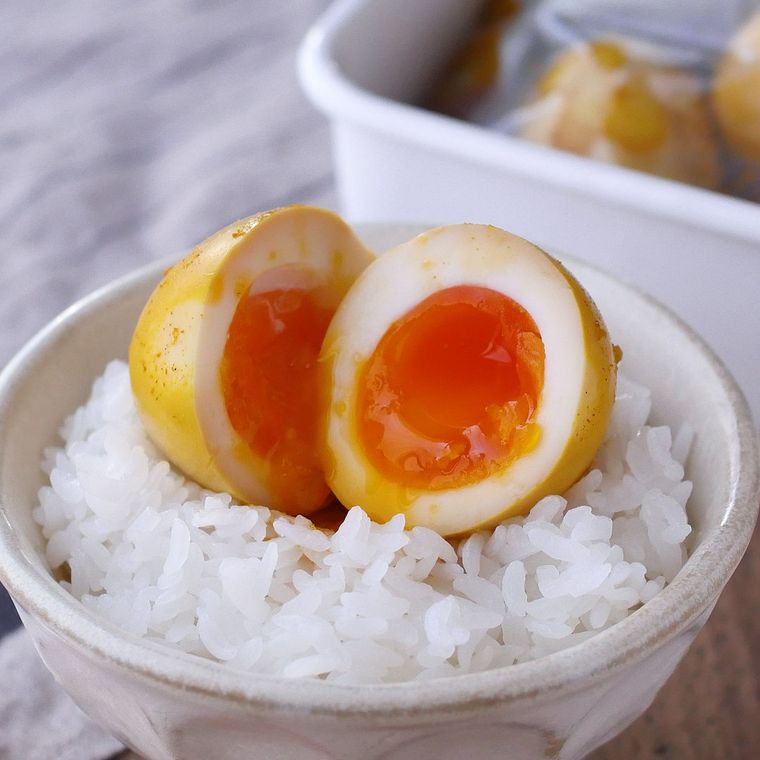 ごはんにのせたカレー味のスパイシー煮卵