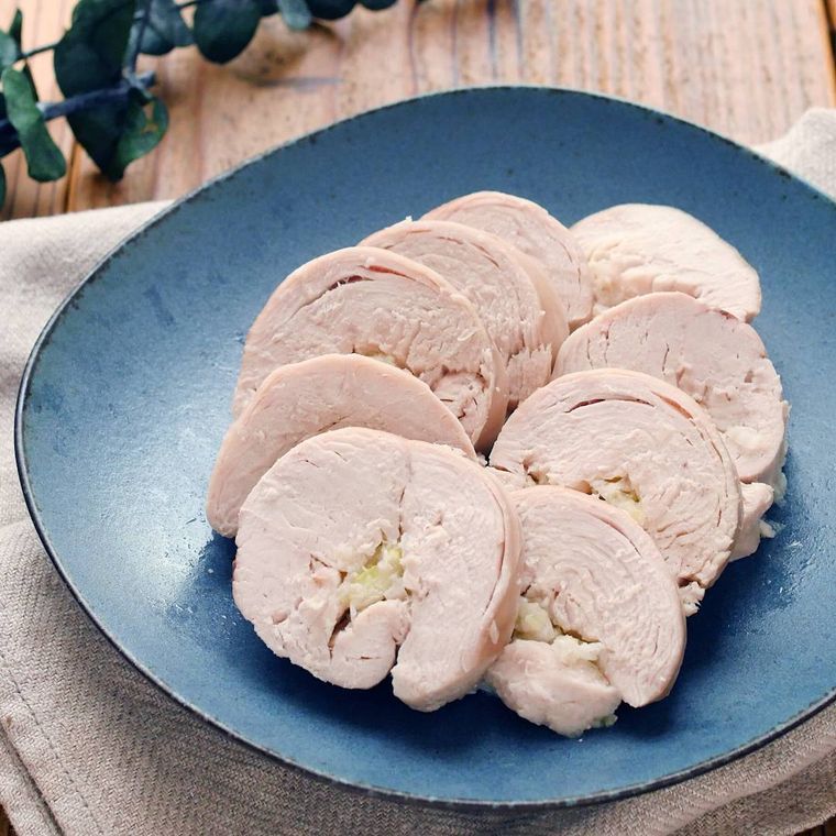 黒色の丸皿に盛られたねぎ塩鶏むねハム