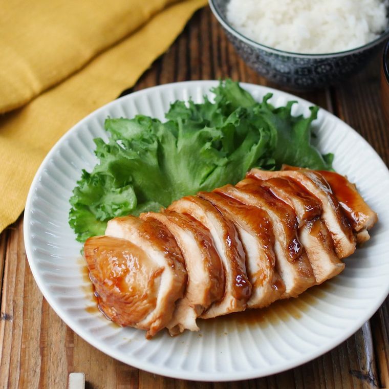白色の丸皿に盛られた鶏むね肉の照り焼き