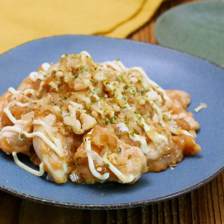 青色の丸皿に盛られたたこ焼き風チキン