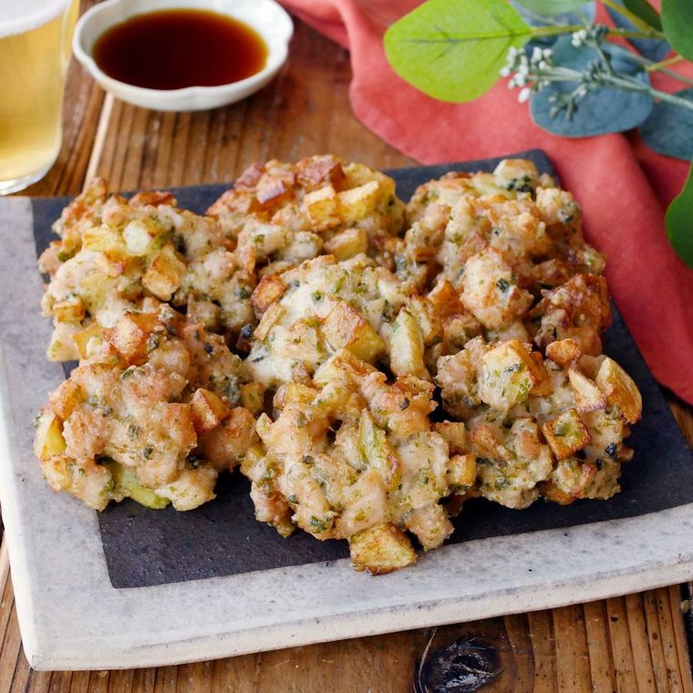 白色の四角の皿に盛られた磯辺じゃがチキン