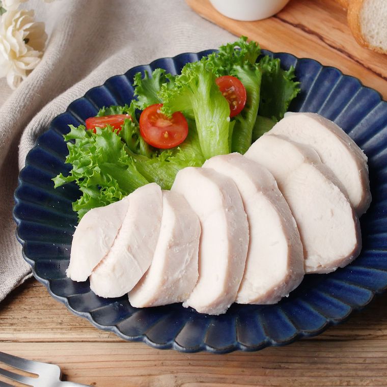 青色の皿に盛られたサラダチキン