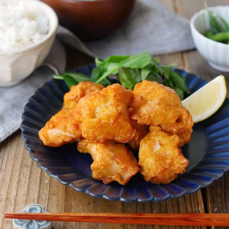 青色の皿に盛られた鶏胸肉の塩麹唐揚げ