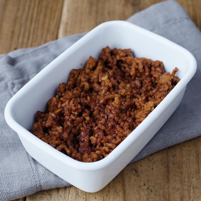 ホーロー容器に入った肉味噌