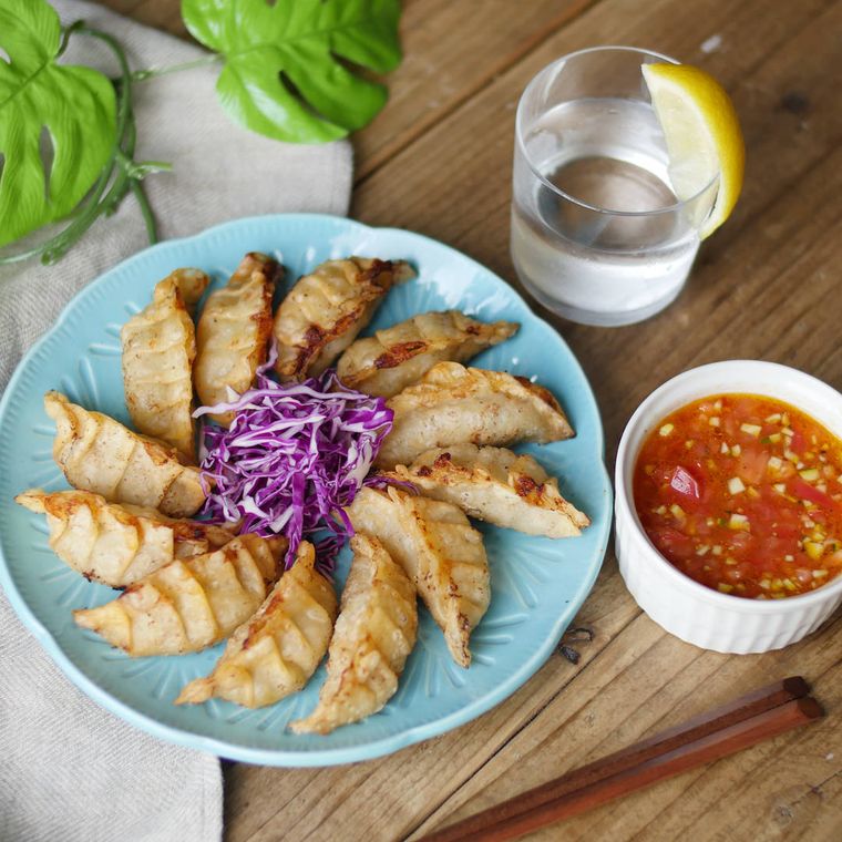 皿に盛られた揚げ餃子