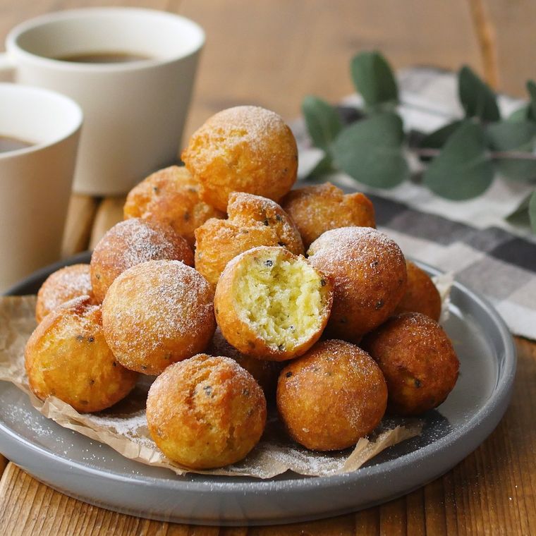 皿に盛られたさつまいもドーナツ