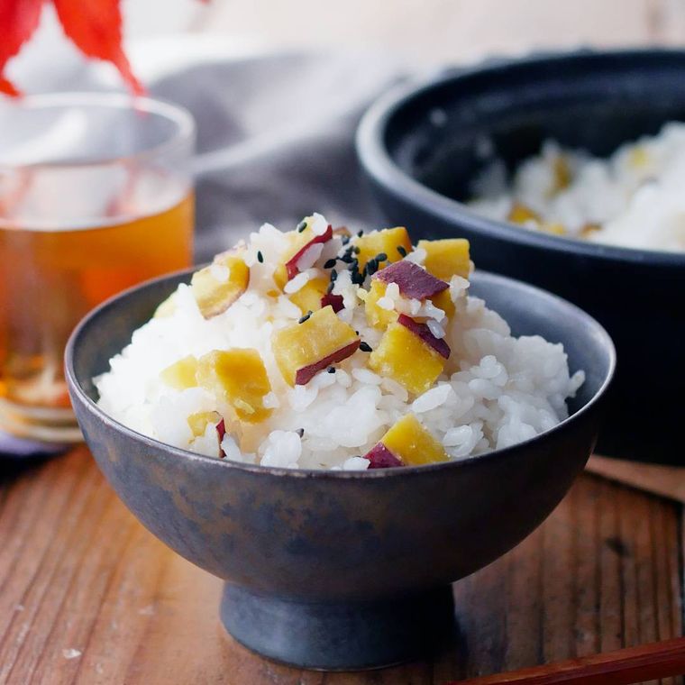 茶碗によそわれたさつまいもごはん