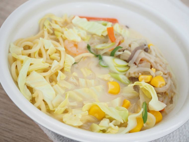 1食分の野菜ちゃんぽんが机に置かれている