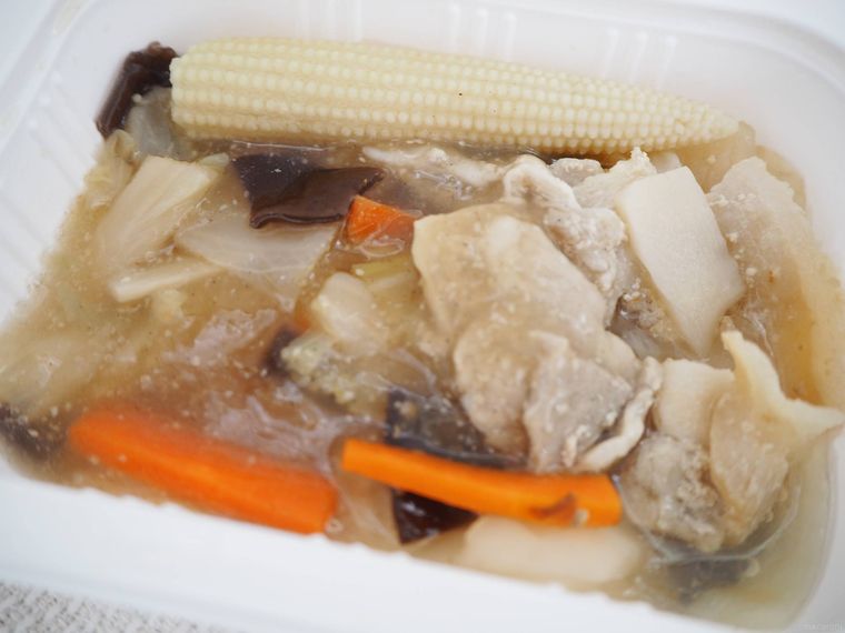 1食分の野菜が摂れる八宝菜が机に置かれている