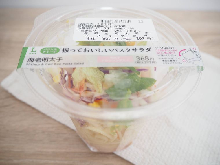 振っておいしいパスタサラダ 海老明太子が机に置かれている