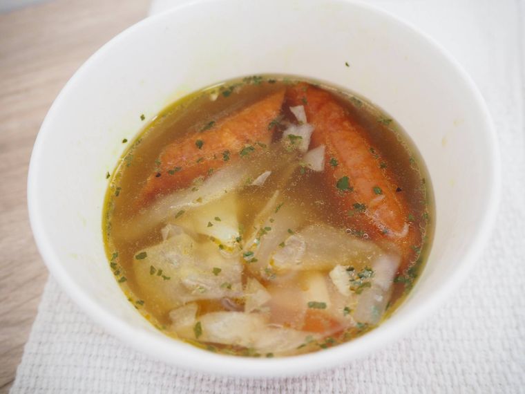 食物繊維が摂れる8種具材のポトフが机に置かれている