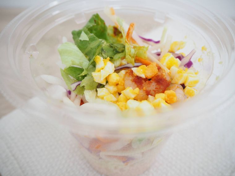 振っておいしいパスタサラダ 海老明太子が机に置かれている