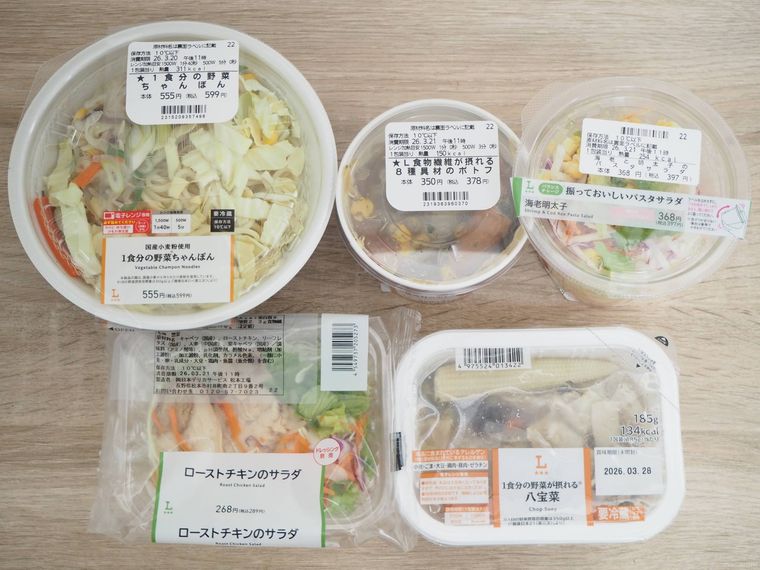 ローソンのダイエット向き商品が机に並んでいる