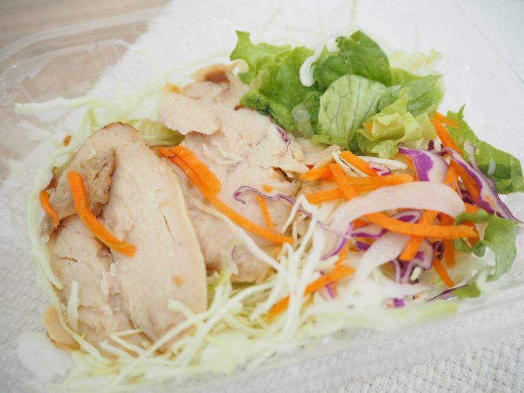 ローストチキンのサラダが机に置かれている