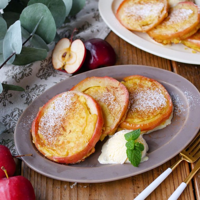 ラベンダー色の皿に盛り付けられたりんごパンケーキ