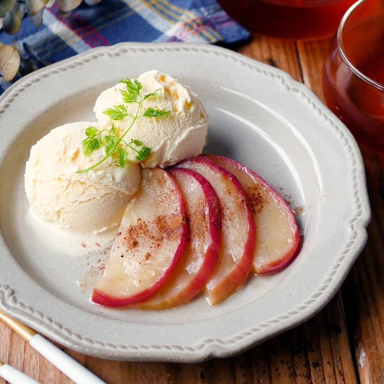 アイスクリームが添えられたりんご煮のスライス