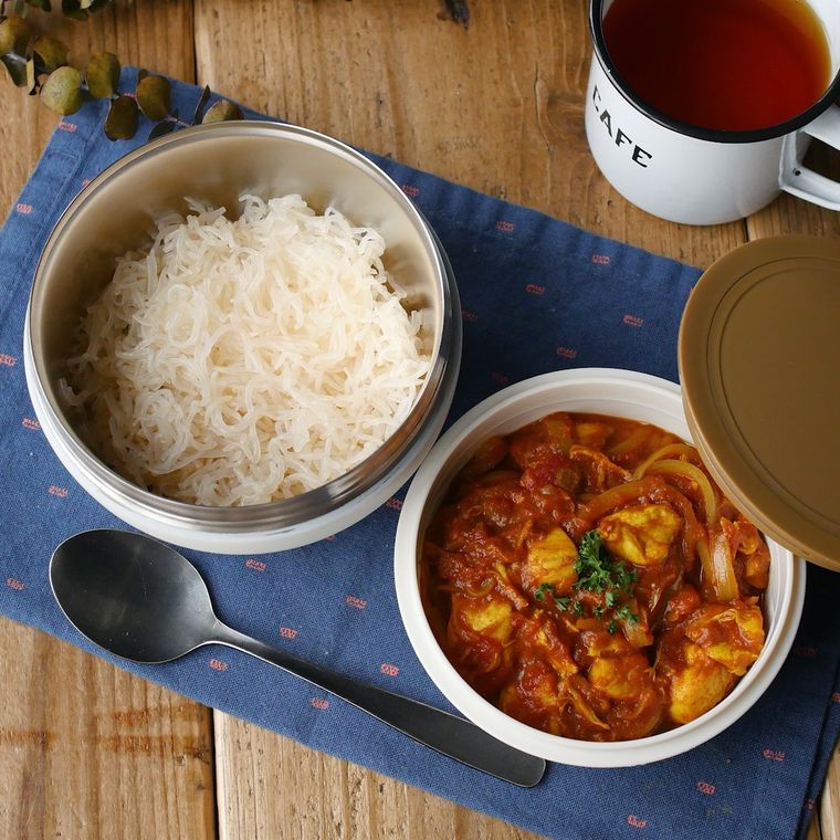 お弁当箱に入ったしらたきを使うチキンカレー弁当