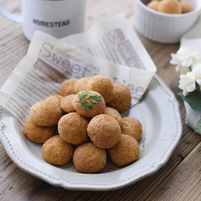 白いレースプレートに盛りつけられた豆腐ドーナツ