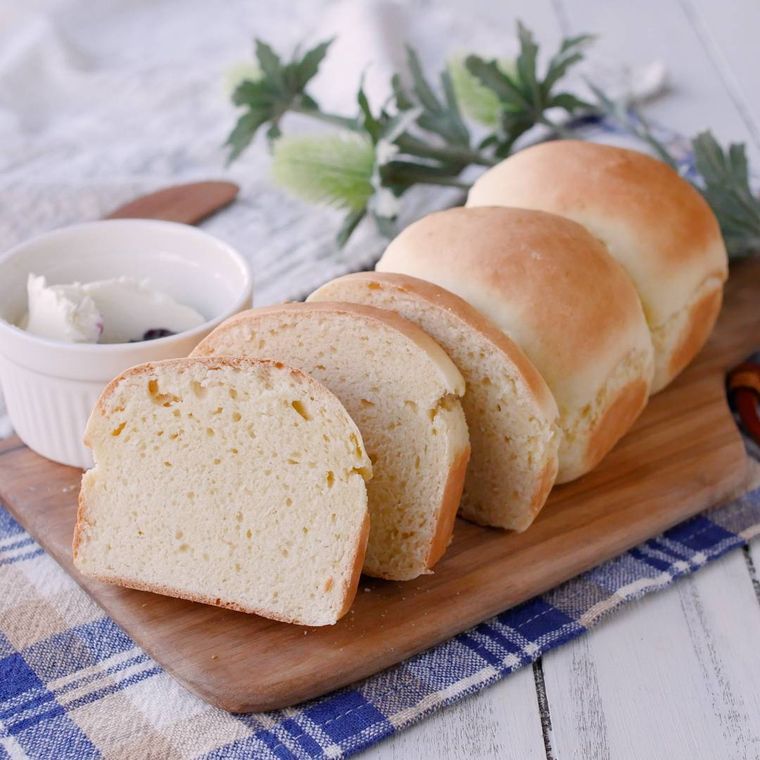 カッティングボードの上でミニ食パンを切り分けている様子