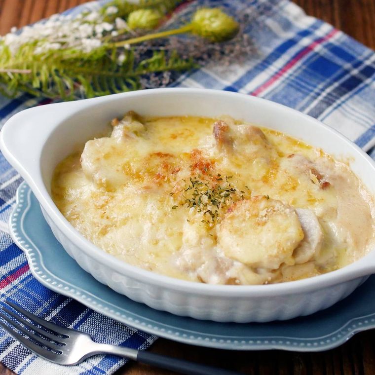 グラタン皿で作った里芋と鶏肉の濃厚チーズグラタン