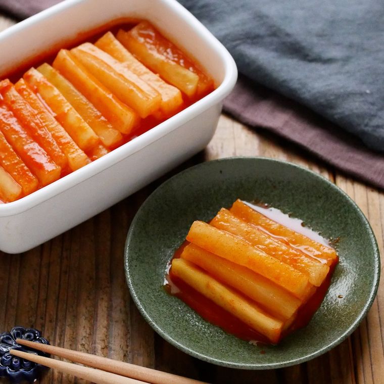 保存容器に入っている大根のピリ辛漬けを小皿に取り分けた様子