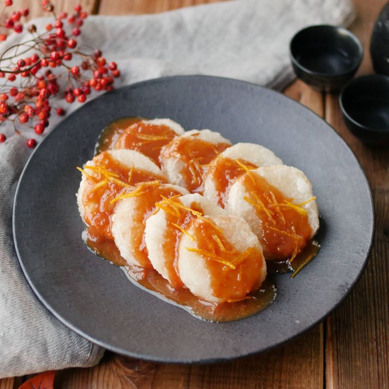 マットな黒灰色の皿に盛りつけられたふろふき揚げだし大根