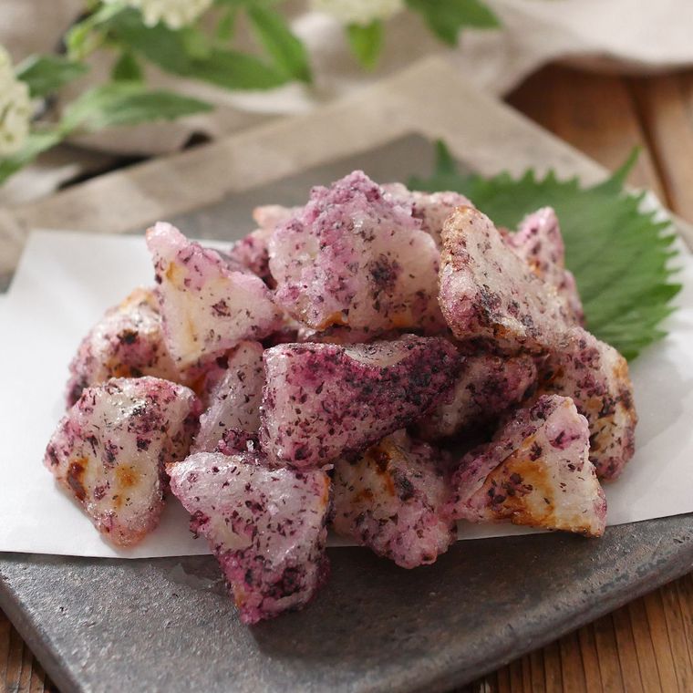 モノトーンの角皿に盛りつけられた大根のゆかり唐揚げ