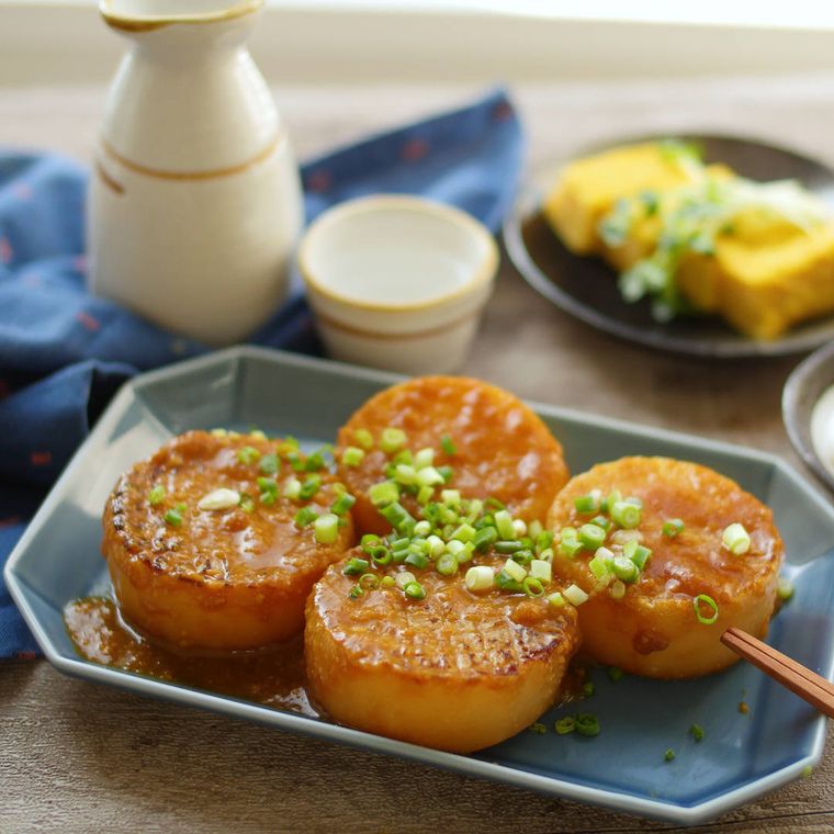 水色の長皿に盛りつけられたみそだれのふろふき大根ステーキ
